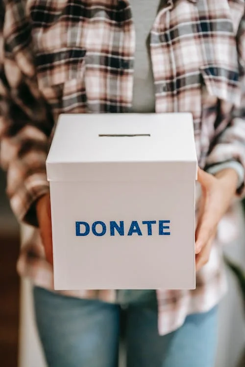 Pessoa segurando caixa para doações